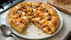 Torta salata zucca e salsiccia: il passaggio in padella per un ripieno asciutto