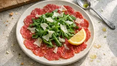 Carpaccio di manzo al limone: marinatura semplice per un risultato fresco e leggero