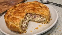 Torta salata tonno e cipolle: la sfoglia croccante che ti salva la cena