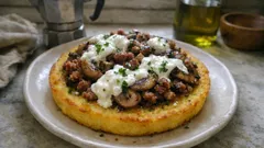 Crostata di polenta al forno con salsiccia e funghi: calda, cremosa e senza stress