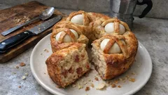 Casatiello napoletano di Pasqua: impasto soffice e ripieno generoso, passo passo