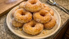 Frati fritti di Carnevale: ciambelle soffici agli agrumi con frittura a 160 °C