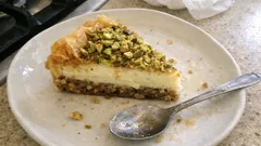 Baklava cheesecake al forno: croccante di pistacchi e miele, crema morbida dentro