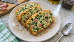 Plumcake salato con spinaci e speck: soffice, alto e perfetto da portare in ufficio