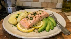 Salmone al vapore al limone con patate e avocado: leggero, ma davvero soddisfacente