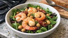 Insalata di gamberetti e ceci al limone: pronta in 10 minuti, leggera ma completa