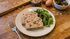 Polpettone di tonno e olive: si cuoce in acqua e si serve freddo, a fette perfette