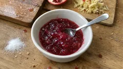 Gelatina di melograno fatta in casa: lucida e densa, perfetta per crostate e colazione