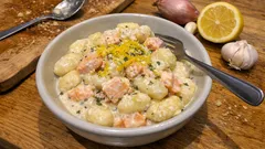 Gnocchi al salmone cremosi e profumati: la scorza di limone fa la differenza