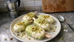 Gelato al pistacchio su stecco senza gelatiera: cremoso e con glassa al cioccolato bianco