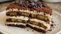 Tiramisù senza mascarpone: la versione allo yogurt greco, pronta e leggera (senza cottura)