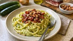 Pasta con crema di zucchine e speck: cremosa senza panna, pronta in poco tempo