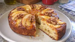 Torta soffice di mele e noci “a fiore”: facile in ciotola e lucidissima con albicocche