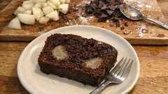 Torta cremosa cioccolato e pere: morbida e umida, pronta in una ciotola (senza burro)