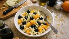 Insalata di finocchi croccante: 4 varianti veloci con frutta, olive e semi