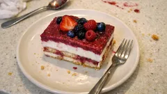 Mattonella yogurt e frutti di bosco: dessert freddo senza cottura, pronto in frigo