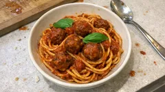 Spaghetti con polpette al sugo: il trucco per un condimento cremoso e ben legato