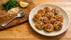 Polpettine di salmone e ricotta in padella: morbide dentro, dorate fuori