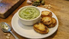 Crema di olive verdi pronta in 5 minuti: perfetta per crostini e aperitivi